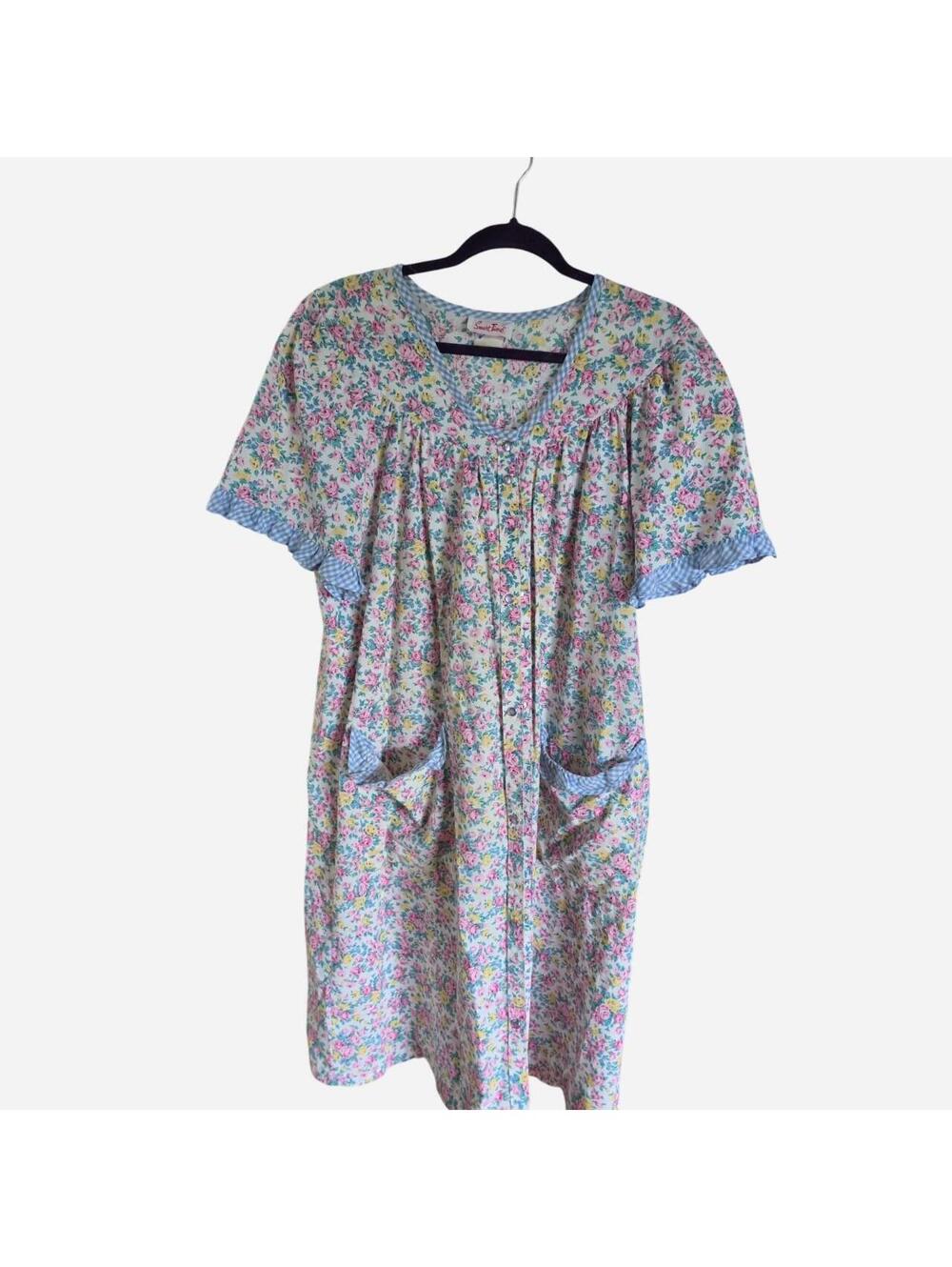 Smart time Vintage 70s floral house dress with pockets and ruffle trim. M/L